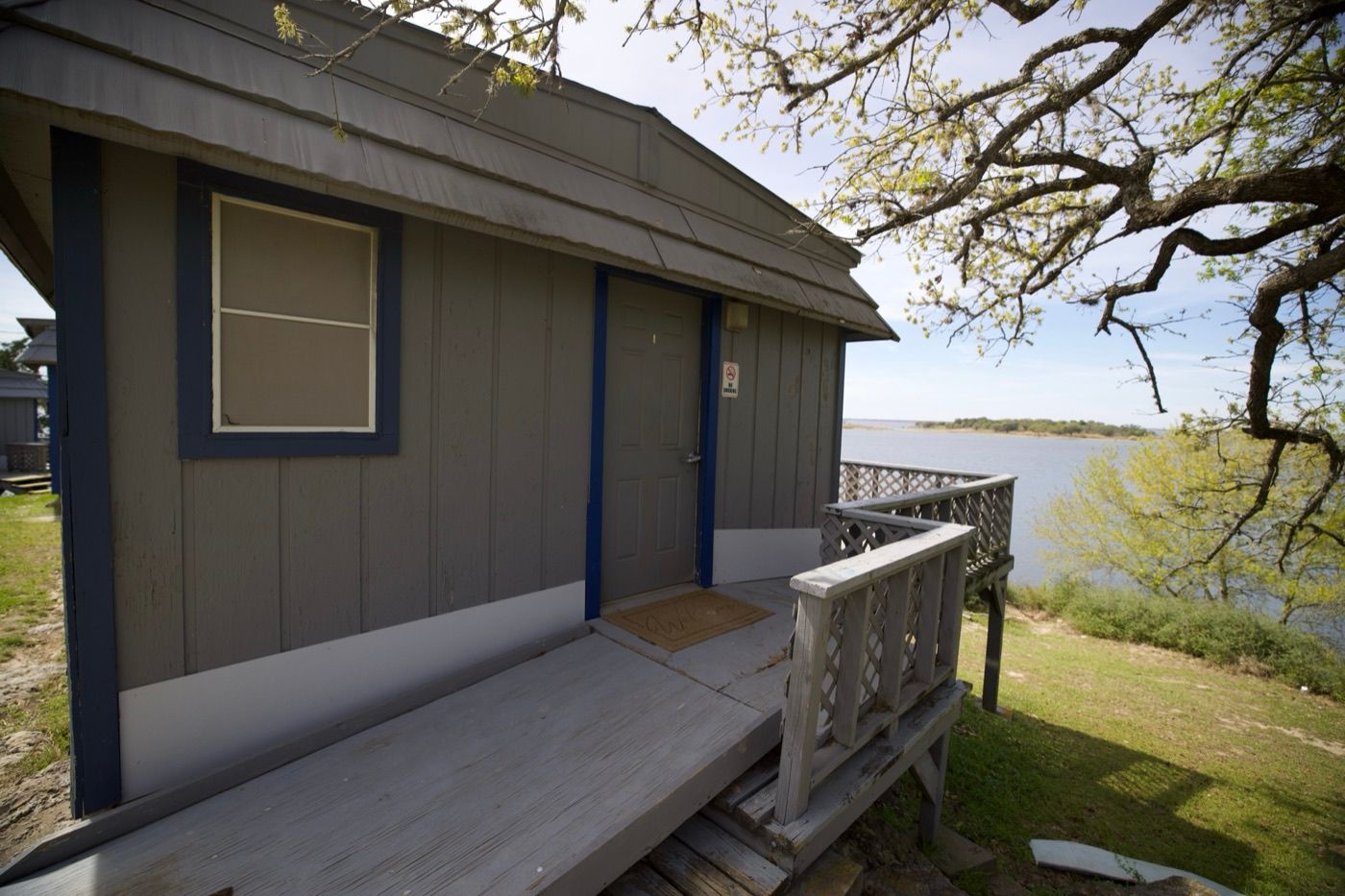 A cabin on the bluff beside Lake Somerville.